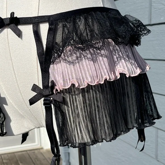 Agent Provocateur Fifi Black and Pink Skirted Suspender Garter NWT - Picture 4 of 7